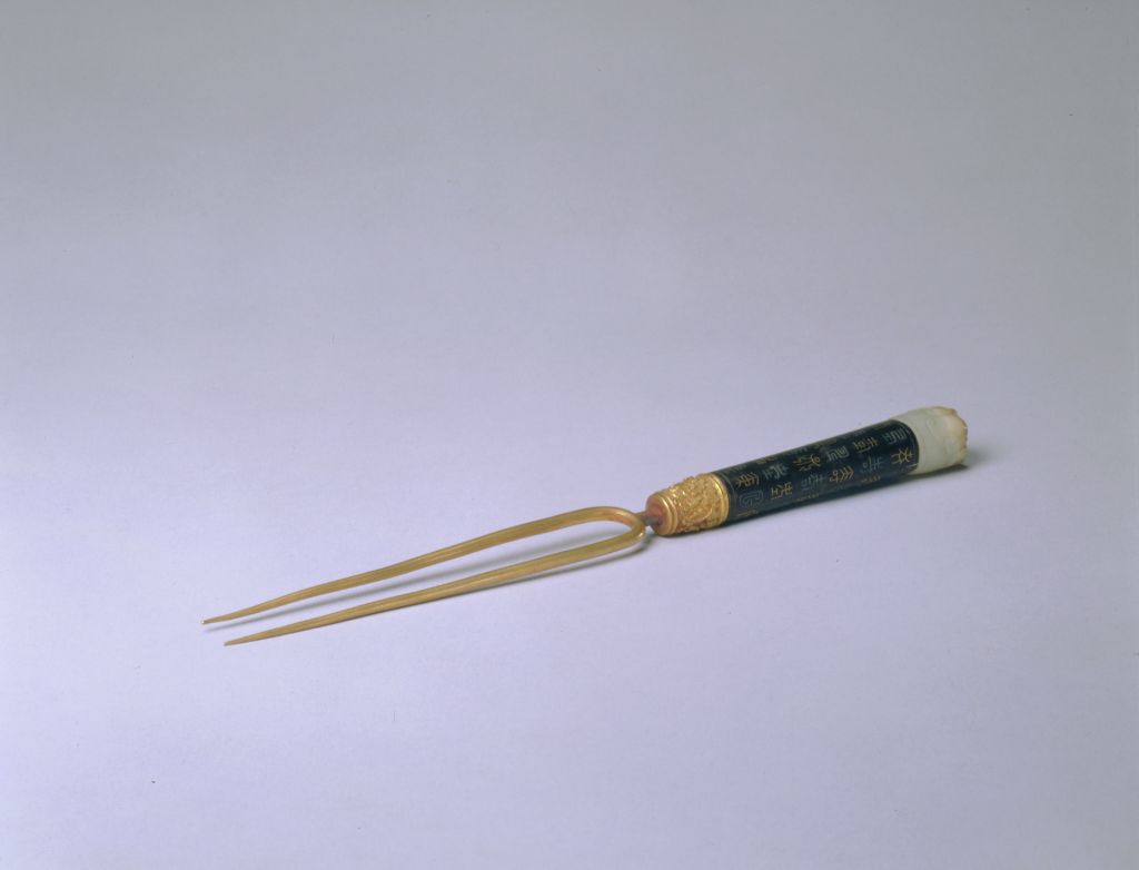 图片[1]-Gold inlaid red sandalwood handle jade crown fruit fork-China Archive